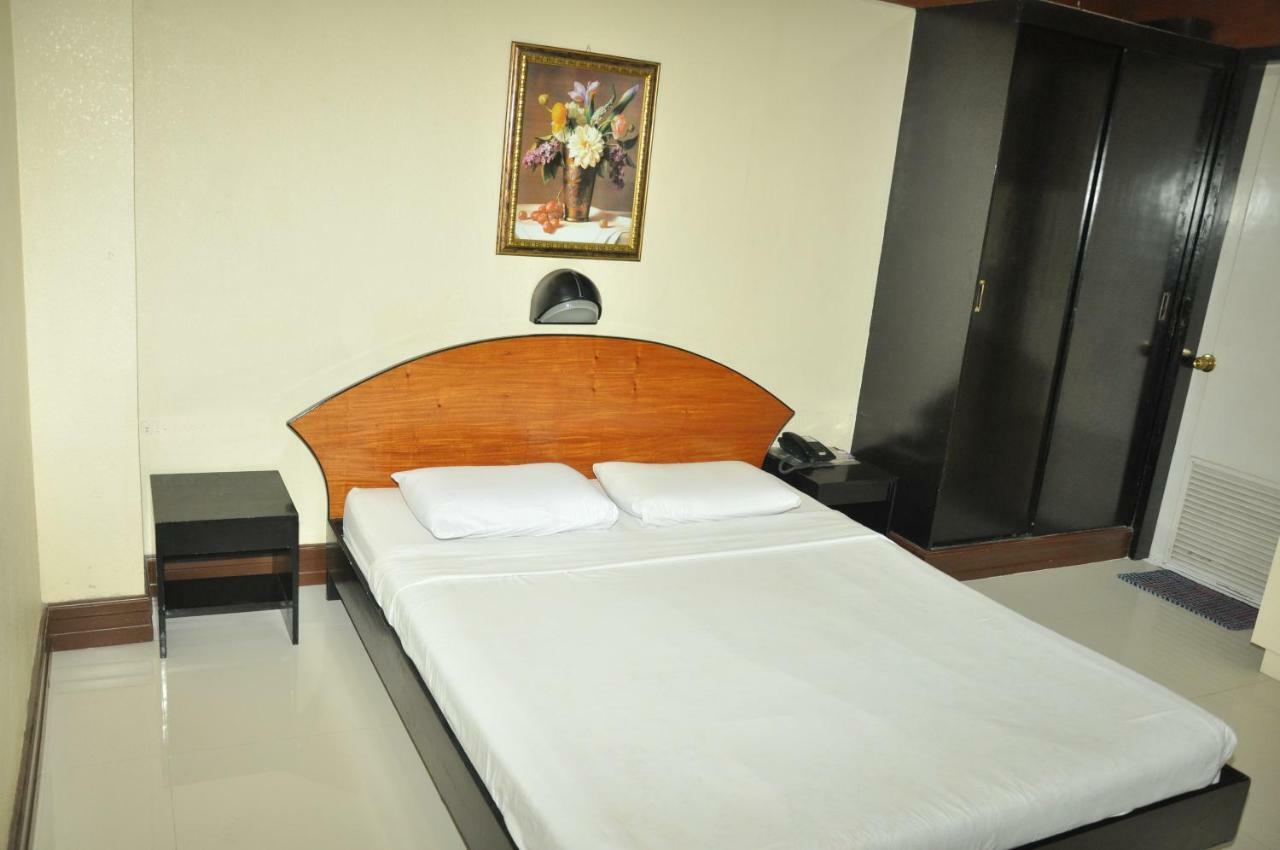 Paragon Suites Cebu Stadt Exterior foto
